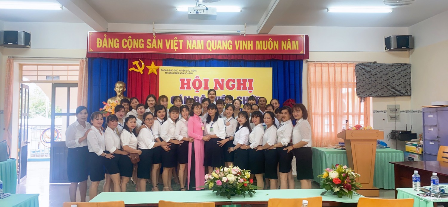 Tập thể trường MN Hoa Mai cùng đại biểu Dự Hội nghị