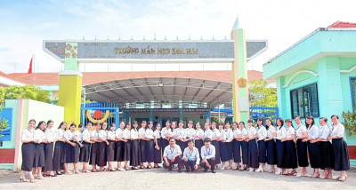 Tập thể trường MN Hoa mai dự hội nghị