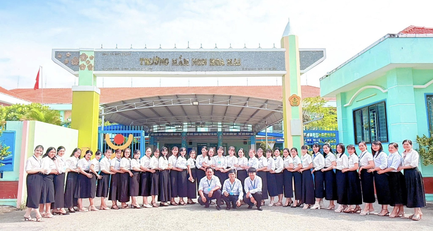 Tập thể trường MN Hoa mai dự hội nghị